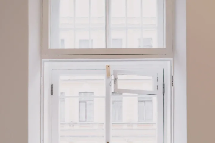 Fenêtre blanche à deux vantaux tout juste posée