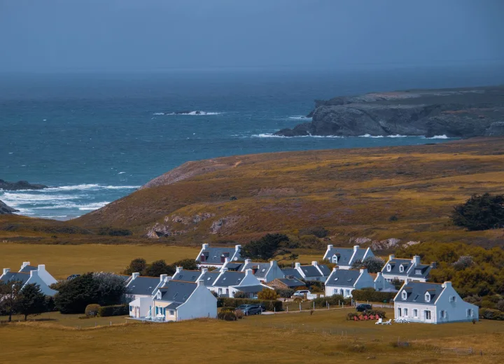 Village de maisons blanches sur la côte bretonne